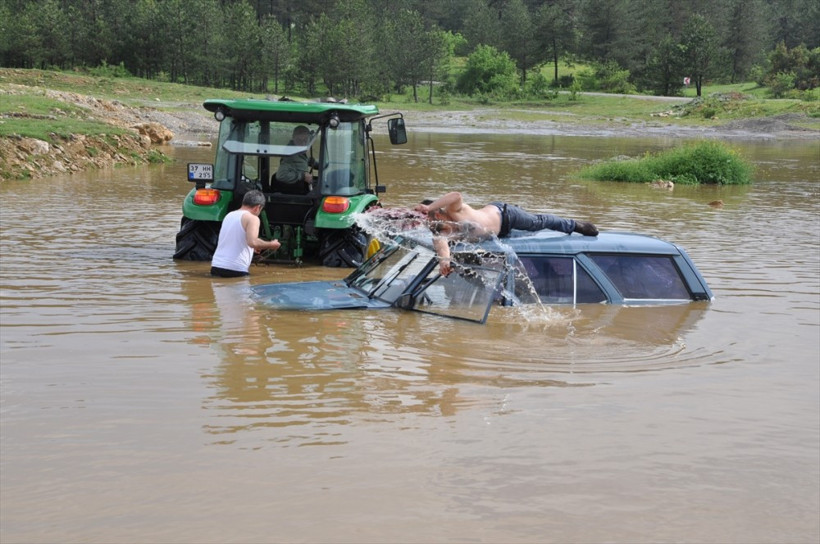 Çay için su almaya gitti otomobili su altında kaldı! - Resim: 4