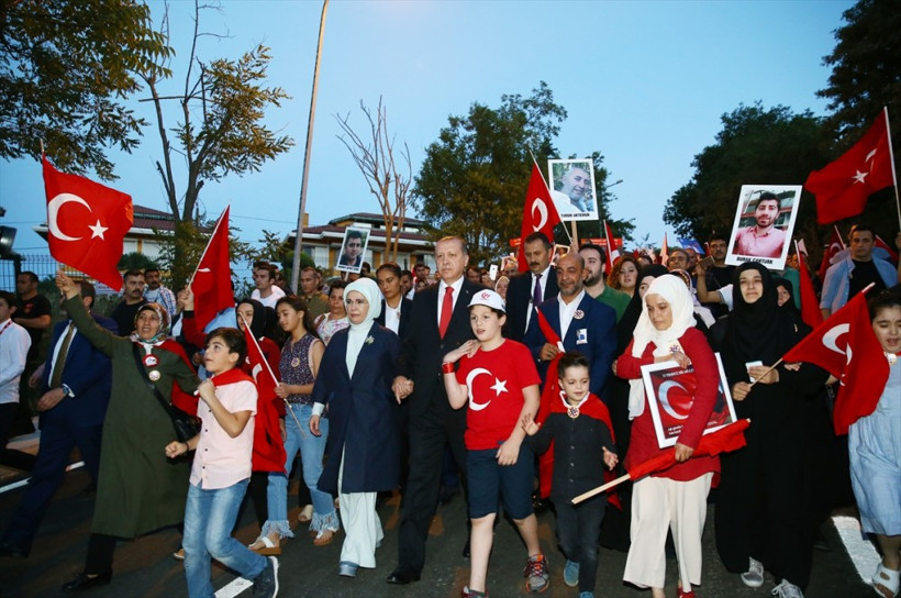 Erdoğan eşi ile yürüyerek geldi gördükleri ile mest oldu - Resim: 1