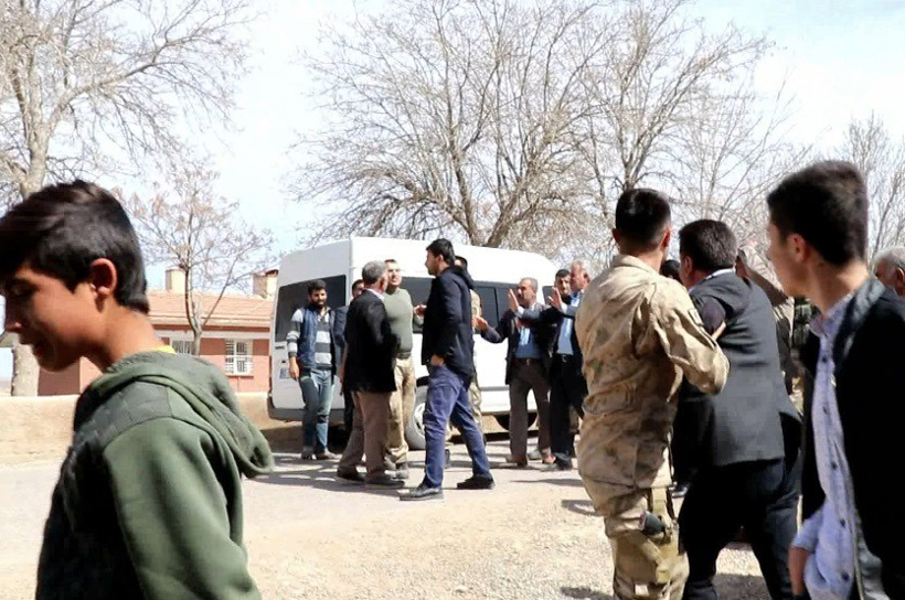 Okul etkinliğinde dehşet! Öğrenciler silahların ortasında kaldı - Resim: 1