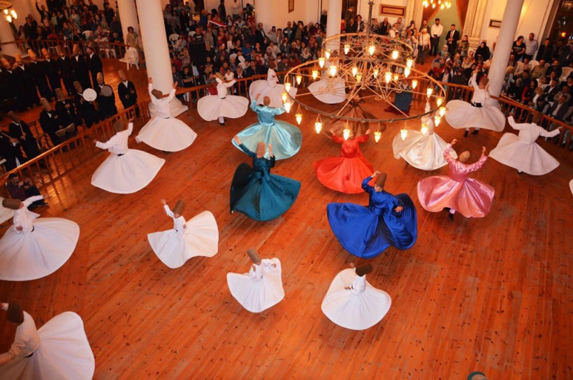 Dünyanın en büyük Mevlevihanesi'nde 3 bin kişilik iftar - Resim: 1