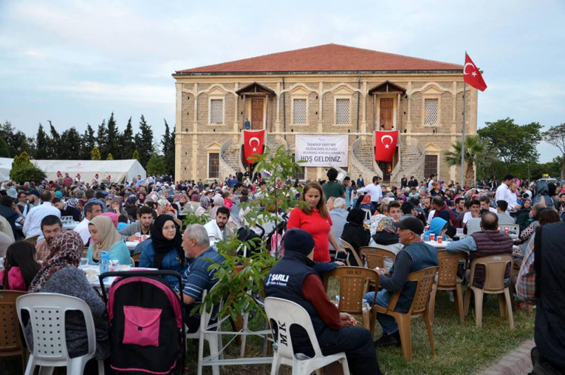 Dünyanın en büyük Mevlevihanesi'nde 3 bin kişilik iftar - Resim: 3