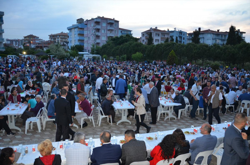 Dünyanın en büyük Mevlevihanesi'nde 3 bin kişilik iftar - Resim: 4