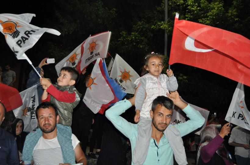 Erdoğan'ın seçim başarısı tüm Türkiye'de kutlanıyor - Resim: 3