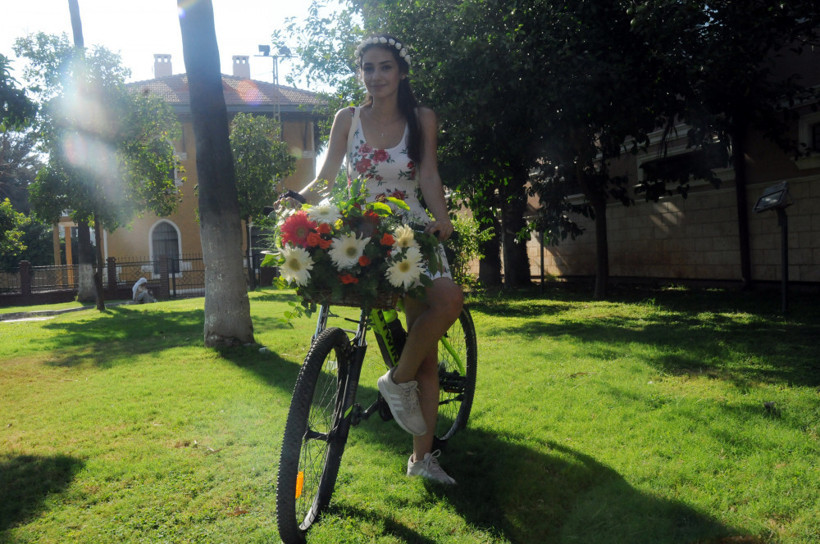 Süslü kadınların bisiklet turundan renkli kareler - Resim: 1