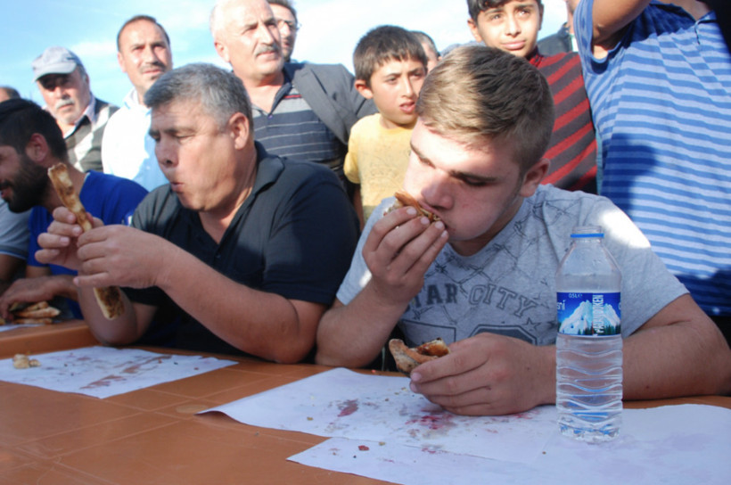 Tokat'ta 10 dakikada rekor sayıda pide yiyerek şampiyon oldu - Resim: 4