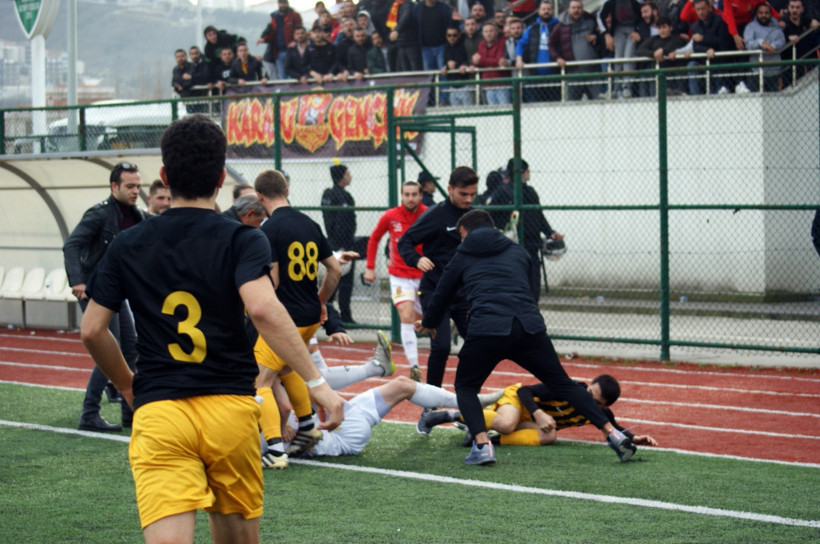 Amatör maçta kavga çıktı, 8 futbolcu kırmızı kart gördü - Resim: 1