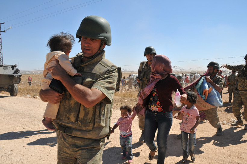 Mehmetçik Suriyeli Kürtlere böyle yardım etti - Resim: 1