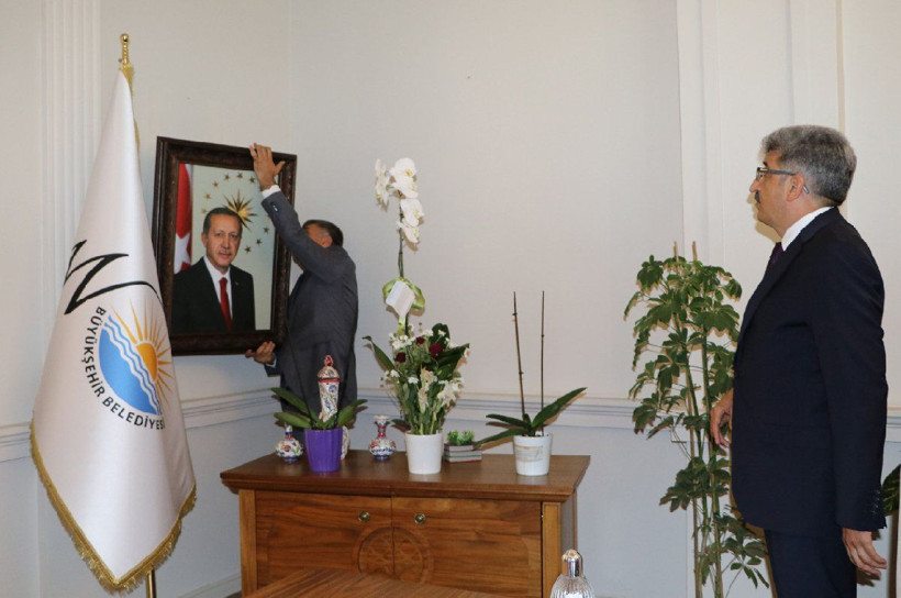 Van Valisi Mehmet Emin Bilmez kayyum olarak atandığı belediye koltuğuna böyle oturdu - Resim: 4