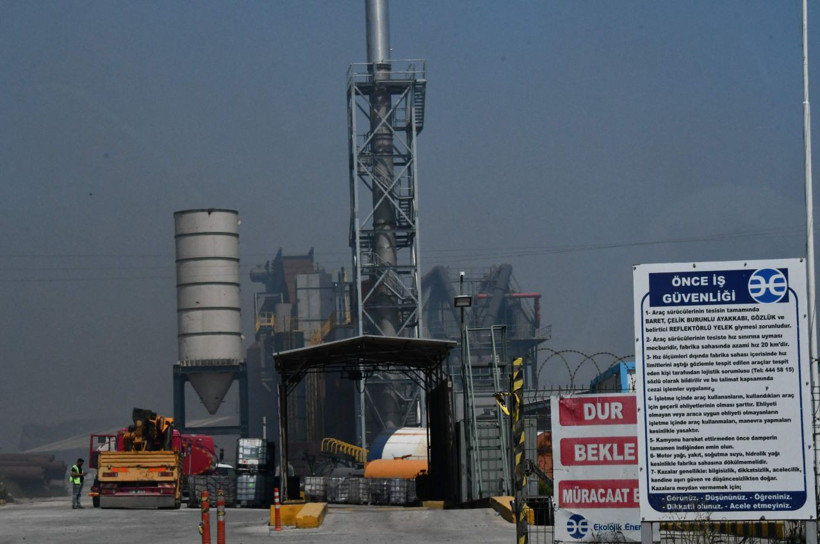 Çorlu'da geri dönüşüm fabrikasında yangın! 1 itfaiye eri yaralandı - Resim: 2