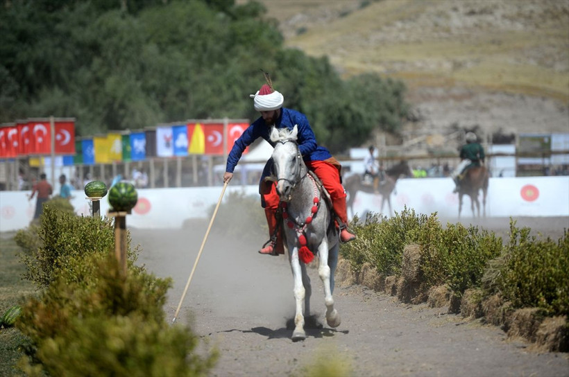 Bitlis'te Malazgirt Zaferi'nin 948. yıl dönümünde Kırgızların ata sporlarına büyük ilgi - Resim: 3