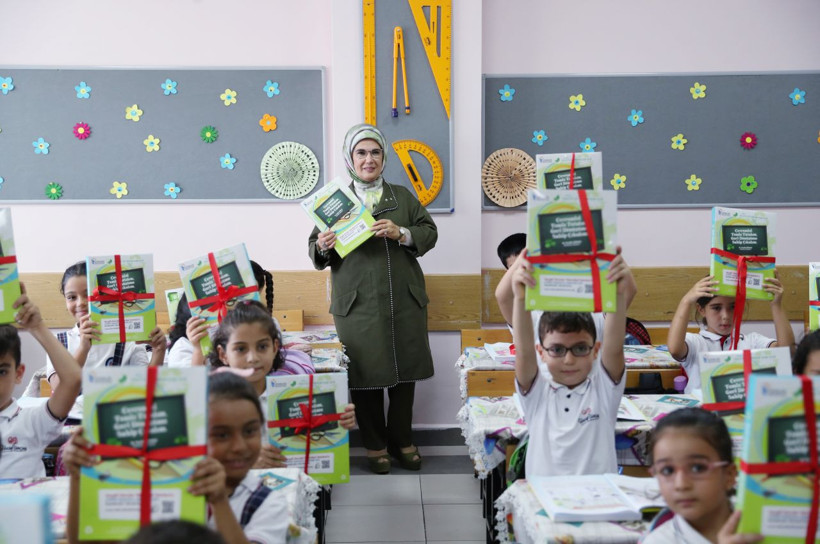 Emine Erdoğan Esenler'de öğrencilere atıktan üretilen defter dağıttı - Resim: 4