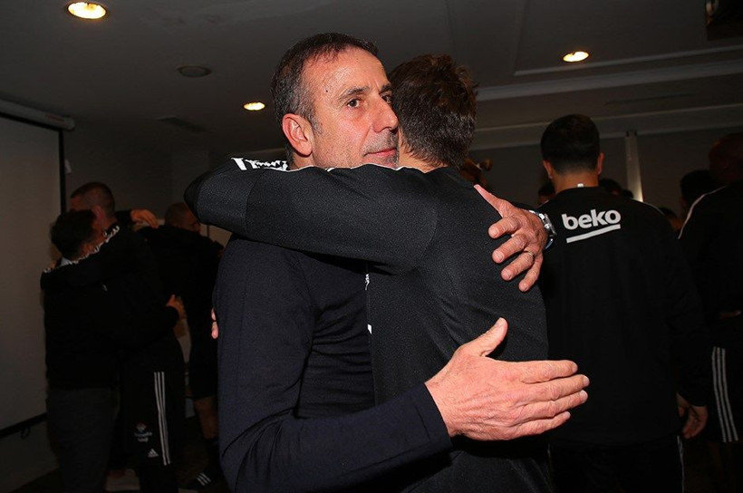 Abdullah Avcı futbolcularla vedalaştı - Resim: 2