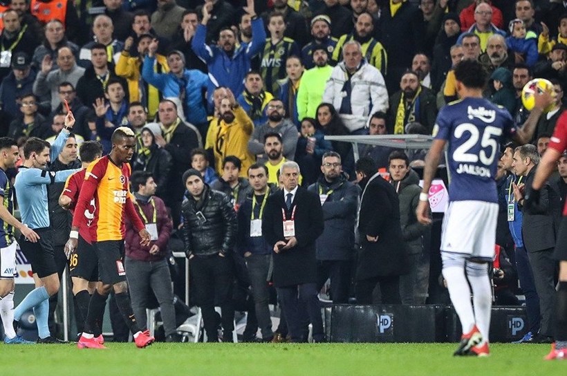 Derbide Ali Koç tribünden atladı dünya basınında olay oldu - Resim: 1