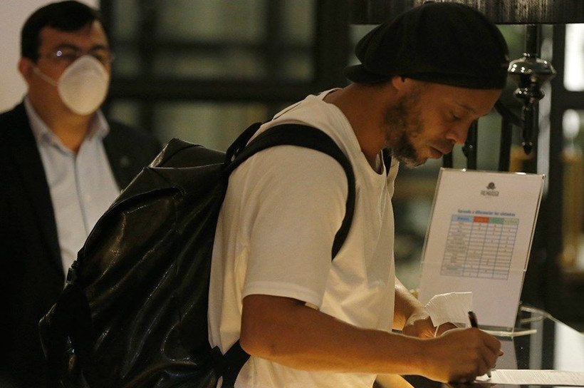 Ronaldinho kral dairesinde kalıyor! İşte 4 yıldızlı ev hapsinden kareler - Resim: 2