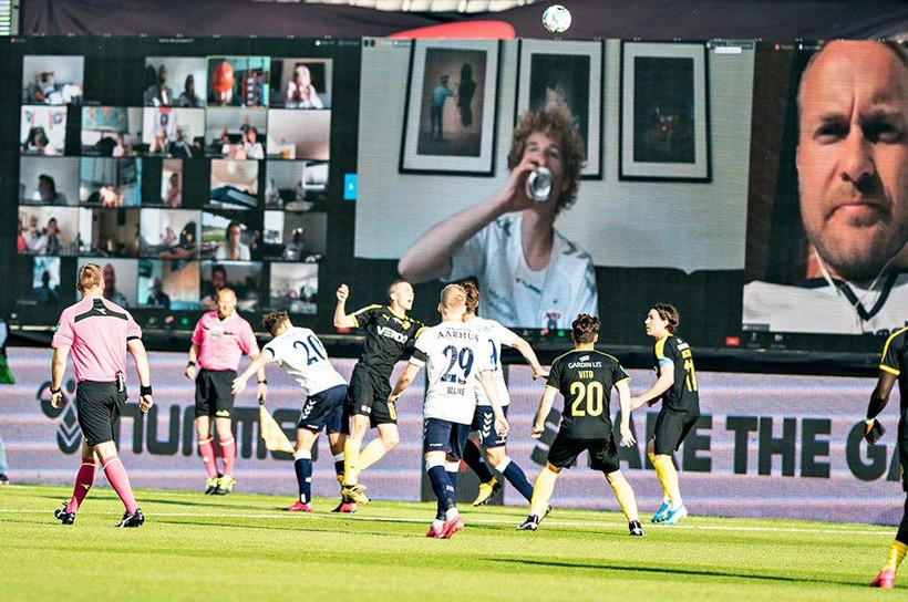 Dünyada bir ilk! Taraftarlar videokonferans ile maçta - Resim: 1