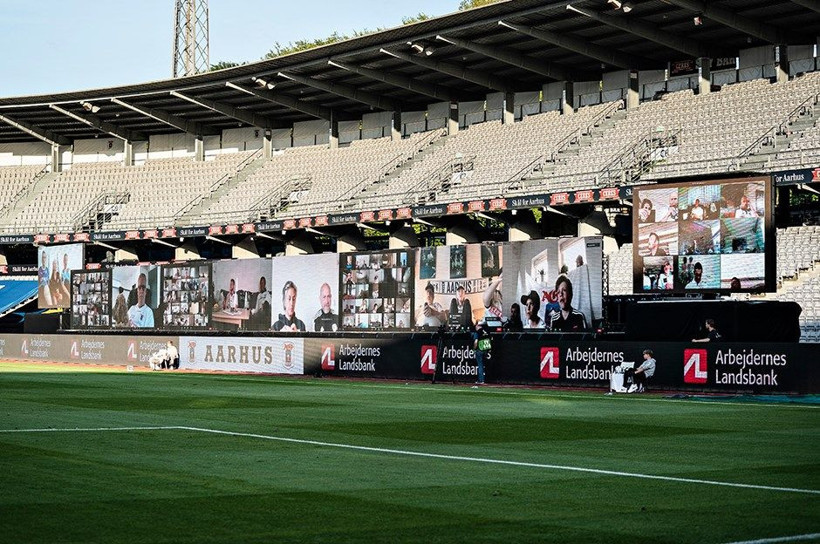 Dünyada bir ilk! Taraftarlar videokonferans ile maçta - Resim: 2