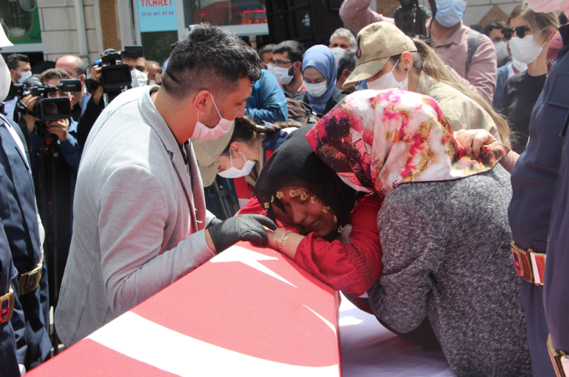 Bingöl'ün deprem şehidi, güvenlik korucusu son yolculuğuna uğurlandı - Resim: 1