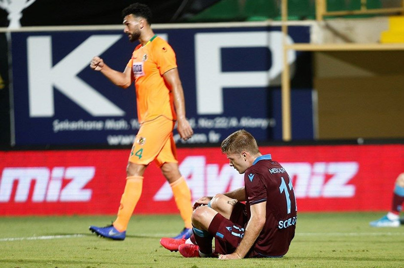 Alanyaspor-Trabzonspor maçı sonu kıyamet koptu Ahmet Ağaoğlu sahaya daldı - Resim: 1