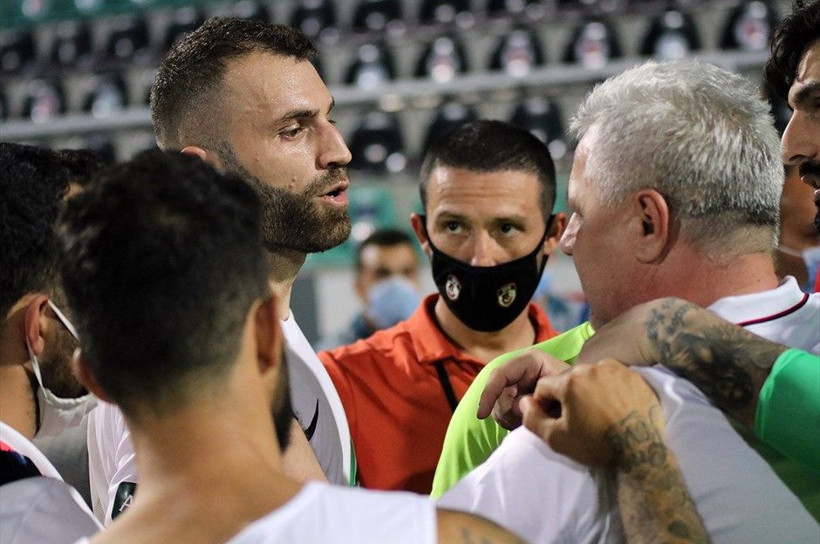 Denizlispor başkanı Ali Çetin su şişesi fırlattı korumalarıyla taraftara saldırdı - Resim: 4