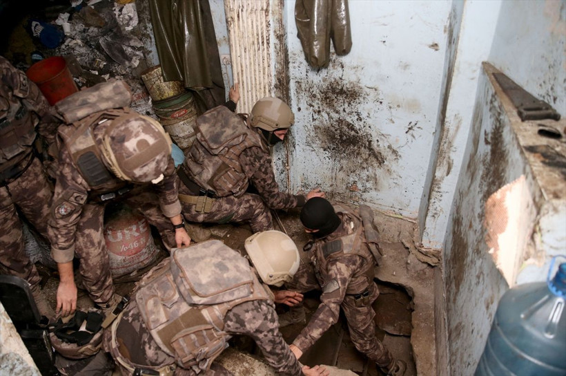 İstanbul'da uyuşturucu operasyonunda 30 metre derinliğinde tünel bulundu - Resim: 1