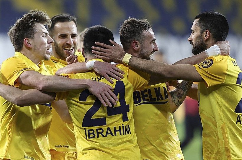 Galatasaray'a operasyon başladı: Penaltı yok kırmızı kart hatalı - Resim: 1