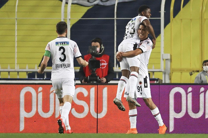 Emre Belözoğlu için şok sözler: Fenerbahçe'de bir numaralı sorumludur ilişiği kesilmeli - Resim: 4