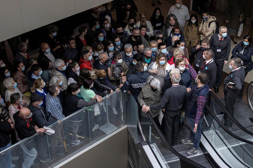 'Aşı olana 250 TL' kampanyasını duyan Sırplar izdiham çıkardı! - Resim: 3