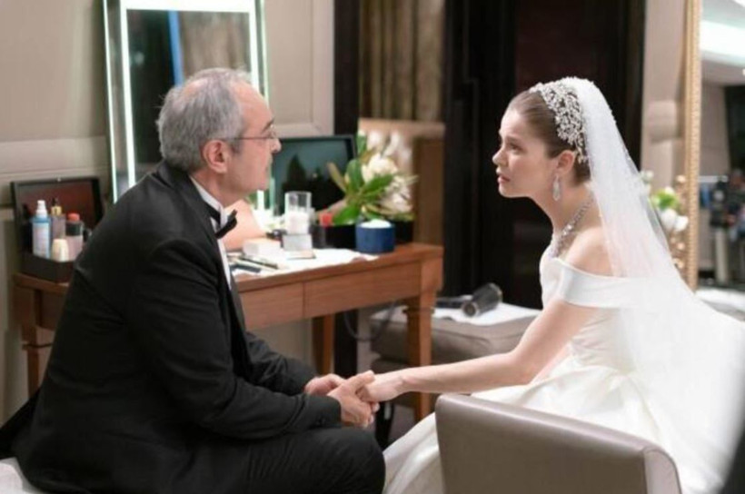 Fiyatı duyanlar inanamadı! Kanal D Camdaki Kız Nalan'ın gelinliğine talep yağdı - Resim: 2