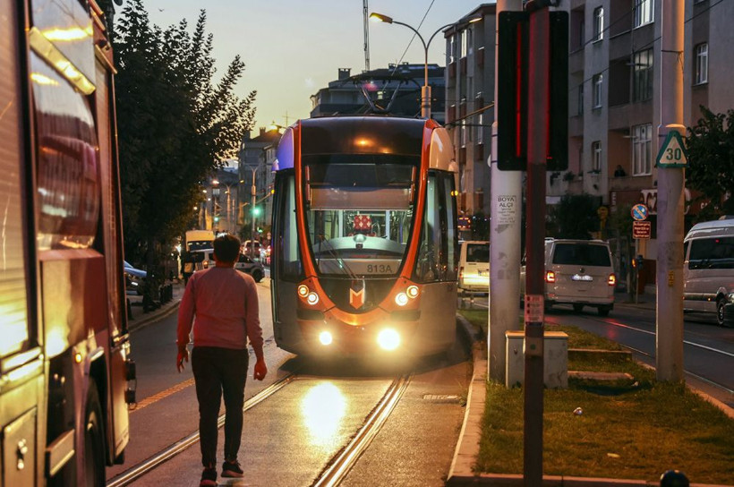 İstanbul Güngören'de servis aracı tramvay yoluna devrildi - Resim: 1