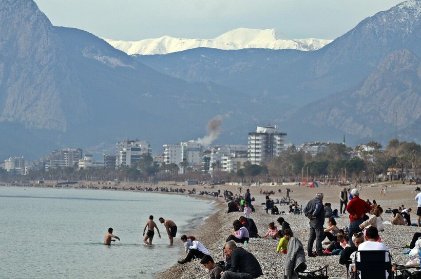 Sıcağı görenler telefona sarıldı! Turistlerin denizin keyfini çıkardı: Antalya kışı erken uğurladı - Resim: 1