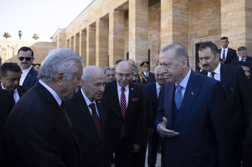 Anıtkabir'de yüzük sohbeti! Devlet Bahçeli'nin Erdoğan'a gösterdiği yüzüğün sırrı - Resim: 2