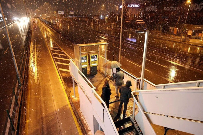 İstanbul'a beklenen kar geldi! Meteorolojiden İstanbul ve 16 şehir için yeni açıklama geldi - Resim: 4