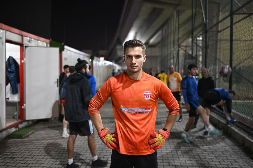 Kaleye geçecek oyuncusu olmayan takımların bekçiliğini yaparak para kazanıyor - Resim: 1