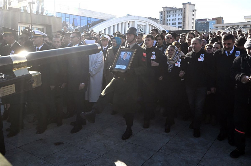 Şehit Piyade Teğmen Eril Alperen Emir Ankara'da son yolculuğuna uğurlandı - Resim: 2