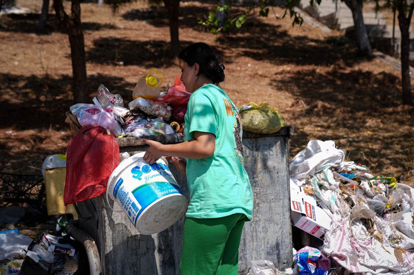 İzmir'de çöp dağları oluştu! Görüntü de korku da korkunç halde - Resim: 4