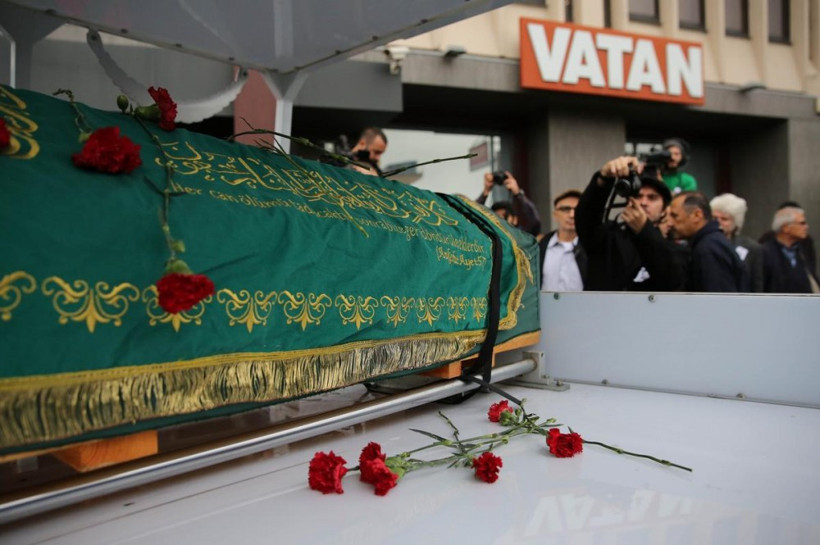 Çetin Altan son yolculuğuna uğurlanıyor - Resim: 3