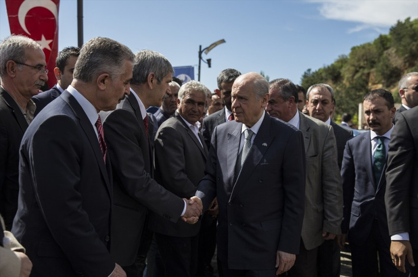 Devlet Bahçeli şehitleri anma töreninde bağdaş kurup... - Resim: 1