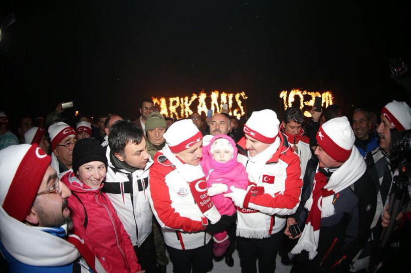 Sarıkamış Şehitleri için meşaleli kayak gösterisi - Resim: 1