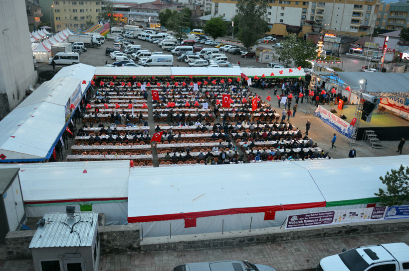 Ağrı'da Kardeşlik İftarına 3 bin kişi katıldı - Resim: 1
