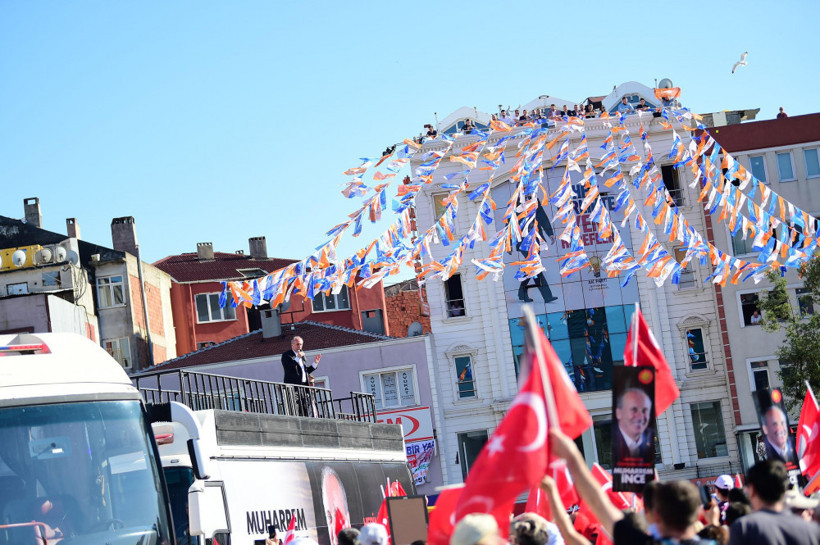 Muharrem İnce, kürsüden bebek bezi fırlattı - Resim: 2