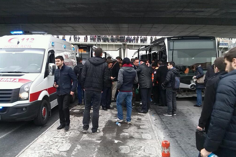 Metrobüs kaza yaptı yaralılar var - Resim: 2