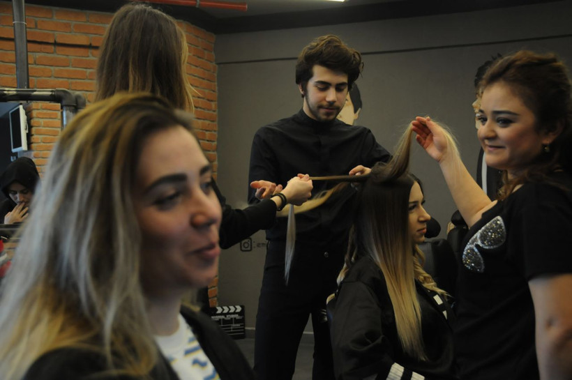 Bursa'da 18 yaşında fenomen oldu ülke dışından randevu alıp sıraya giriyorlar - Resim: 4