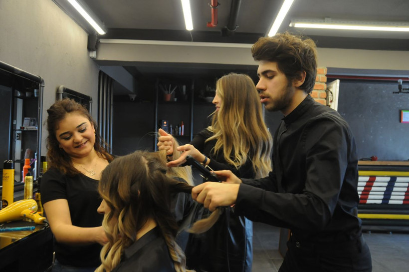 Bursa'da 18 yaşında fenomen oldu ülke dışından randevu alıp sıraya giriyorlar - Resim: 2