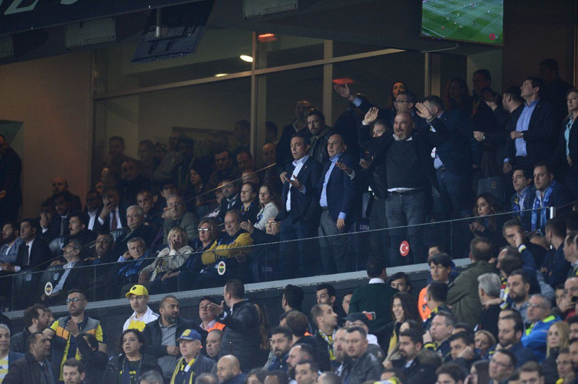 Ali Koç derbinin son anlarında yerinde duramadı! - Resim: 3