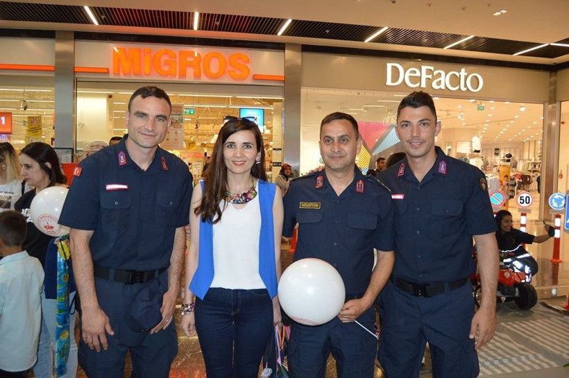 Jandarmadan ünlü futbolcularla tanıtım - Resim: 1