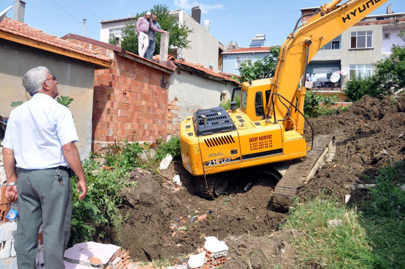 Mahallede 5 ton altın iddiasını duyan koştu kazılar başladı - Resim: 3