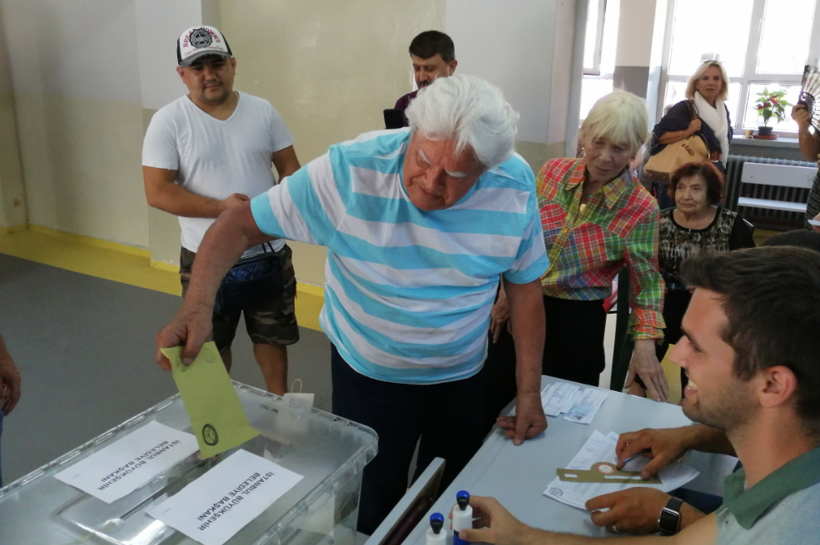 Yürümekte zorluk çekiyor! Cüneyt Arkın tekerlekli sandalyede oy kullanmaya gitti - Resim: 3