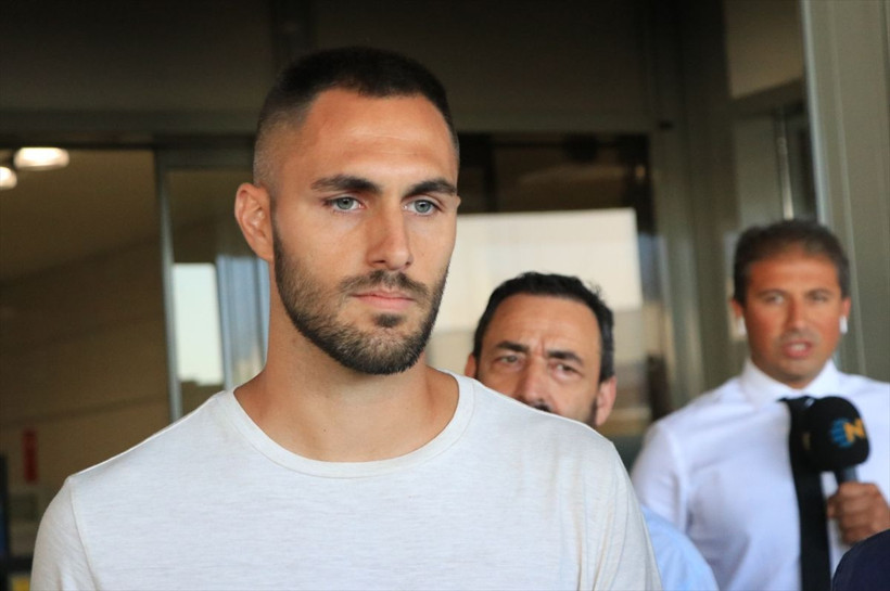 Beşiktaş takımının yeni transferi Victor Ruiz İstanbul'a böyle geldi - Resim: 2