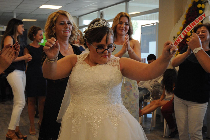 Eskişehir'de down sendromlu Canan’ın beyaz gelinlik hayali gerçek oldu - Resim: 3