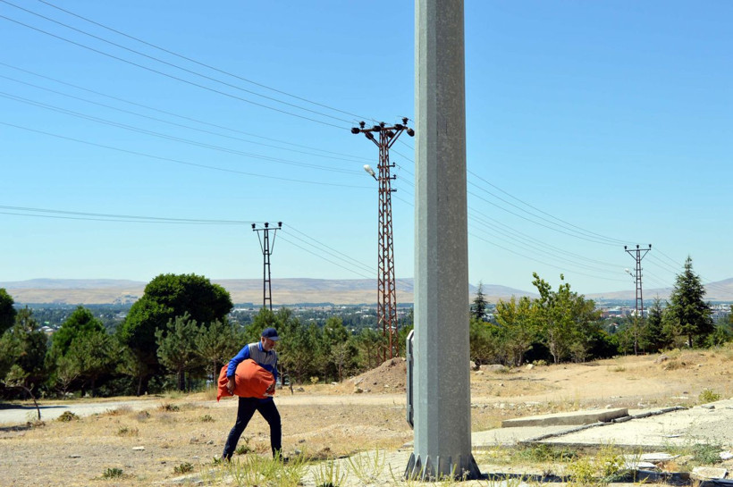 Van Erçiş'te dalgalanan dev Türk Bayrağı'nı 7 yıldır aynı kişi yeniliyor! - Resim: 1